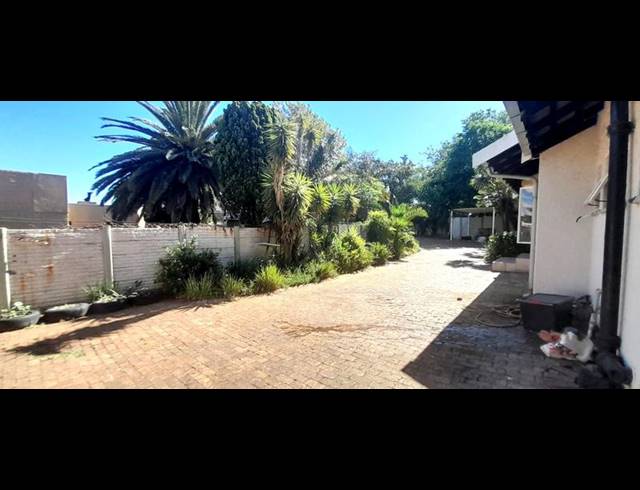 6 BEDROOM HOUSE FOR SALE IN PARKHILL GARDENS
